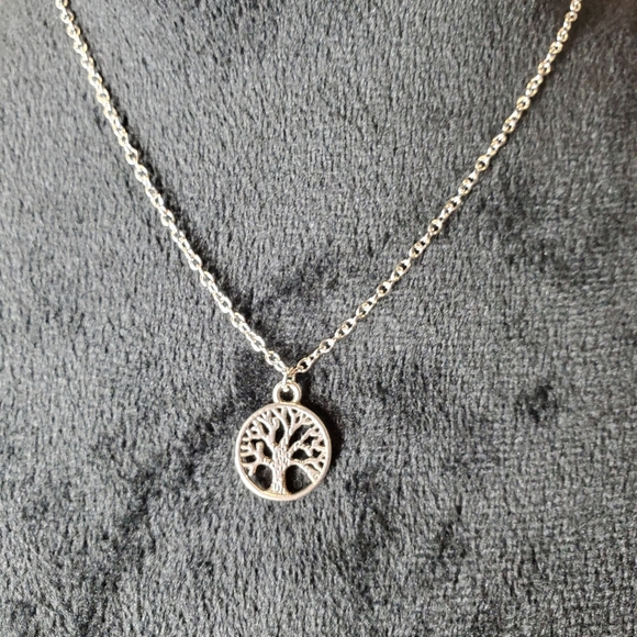 NWT Silver Tone Round Pendant Tree of Life Necklace - Picture 2 of 16